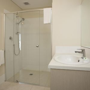 Deluxe Two Bedroom Apartment 1 Queen 2 Single Beds
